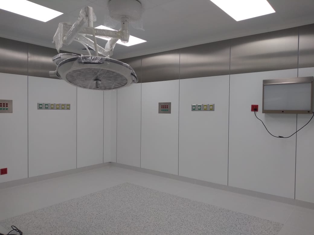 Instalación de panel de acero y piso conductivo en ISSSTE Dario Fernandez